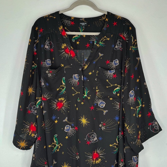 Torrid Harper Black V-Neck Blouse Heart & Dagger Skull Flower Bird Etc Print 3 - Picture 3 of 10